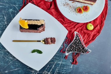 Kare karamelli kek ve kakao çekirdeği. Yüksek kalite fotoğraf