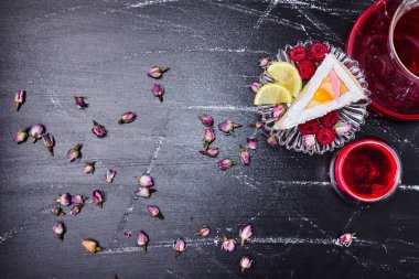 Üzerinde meyve ve çiçek tohumları olan bir dilim cheesecake. Yüksek kalite fotoğraf