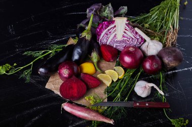 Siyah arka planda mor patlıcan ve sebze karışımı. Yüksek kalite fotoğraf