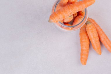 Beyaz arka planda bir sürü taze havuç.