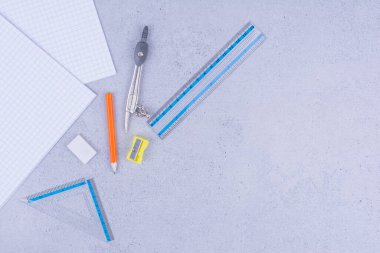 Okul veya ofis aletleri gri arka planda yapışkan notlar ile. Yüksek kalite fotoğraf