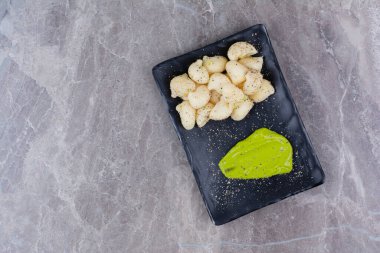 Baharatlı makarna ve siyah tabakta yeşil mocha sosu. Yüksek kalite fotoğraf