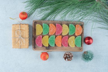 Şeker ve bisküvilerle dolu ahşap bir tahta. Yüksek kalite fotoğraf