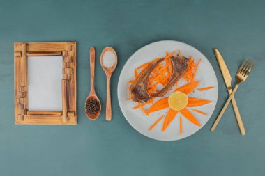 Beyaz tabakta ızgara kuzu pirzolası, havuç dilimleri ve resim çerçevesi. Yüksek kalite fotoğraf