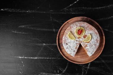 Tahtada limonlu turta, üst manzara. Yüksek kalite fotoğraf