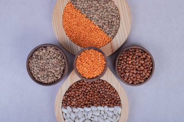 Tahta kaselerde çeşitli çiğ fasulye ve mercimek. Yüksek kalite fotoğraf