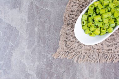 Beyaz seramik bardakta yeşil makarna ve şifalı bitkiler. Yüksek kalite fotoğraf