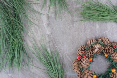 Noel çelengi ve ağaç brunch 'ı. Yüksek kalite fotoğraf