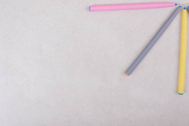 Beyaz arkaplanda renkli işaret kalemleri