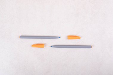 Beyaz arkaplanda renkli işaret kalemleri