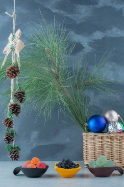 Bir sepet dolusu noel topuyla iki koyu şekerli marmelat. Yüksek kalite fotoğraf