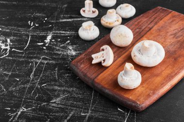 Tahtada taze şampiyon mantarları