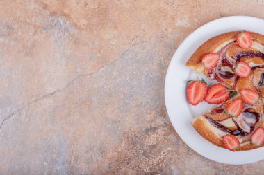 Beyaz tabakta çikolata soslu çilekli turta. Yüksek kalite fotoğraf