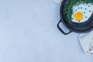 Beyaz arka planda siyah tavada biberli omlet. 