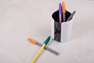 Beyaz arkaplanda renkli işaret kalemleri