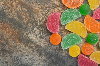 Tatlı renkli jöle şekerler mermer arka planda 