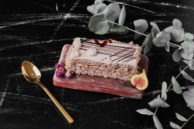 Tahta bir tabakta pasta dilimi. Yüksek kalite fotoğraf