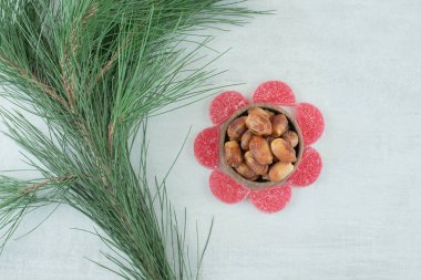 Beyaz arka planda kurutulmuş meyve dolu ahşap kaseli kırmızı şeker marmeladı. Yüksek kalite fotoğraf