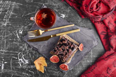 Bir dilim çikolatalı kek ve bir fincan çay, üst manzara. Yüksek kalite fotoğraf