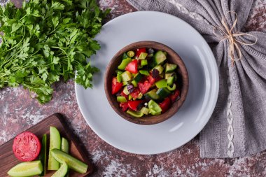 Tahta bir kapta, beyaz bir tabakta sebze salatası, üst manzara. Yüksek kalite fotoğraf