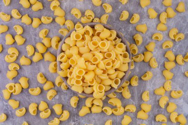 Ev yapımı pastalar gri mermer arka planda izole edilmiş. Yüksek kalite fotoğraf