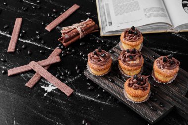 Tahtaya kakao kremalı kekler. Yüksek kalite fotoğraf