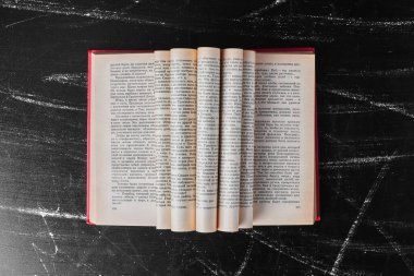 Siyah arkaplan üzerine bir kitabı kapat