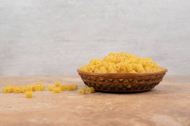 Tahta sepet üzerinde bir yığın çiğ Ditalini makarna. Yüksek kalite fotoğraf