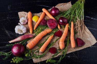 Siyah arka planda sebze karışımı. Yüksek kalite fotoğraf