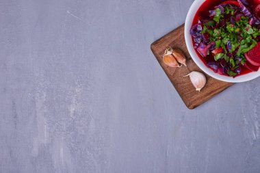 Mavi arka planda beyaz kasede sebze salatası. Yüksek kalite fotoğraf