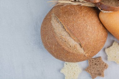 Mermer zemin üzerinde taze ekmek dilimleri. Yüksek kalite fotoğraf