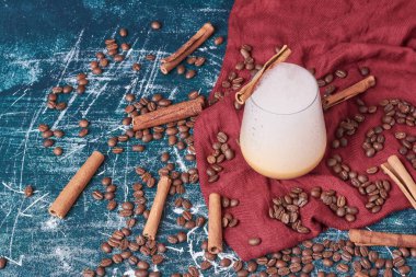 Kahve çekirdekleri ve mavi arka planda bir bardak içki. Yüksek kalite fotoğraf