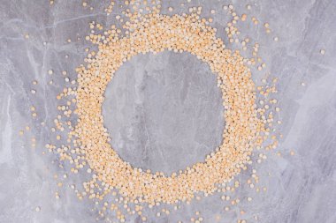 Mermerin üzerinde daire şeklinde bezelye taneleri. Yüksek kalite fotoğraf