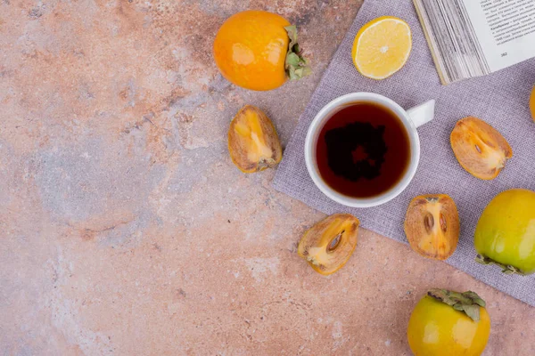 Ciruela Amarilla Fecha Con Una Taza Suelo Foto Alta Calidad — Foto de Stock