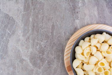 Mermerin üzerinde siyah demir bir tavada baharatlı makarna. Yüksek kalite fotoğraf