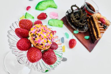 Bir dilim karamelli kek, çilek ve çay. Yüksek kalite fotoğraf