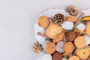 Kurabiyeler ip üzerinde, tabak beyaz arka planda.