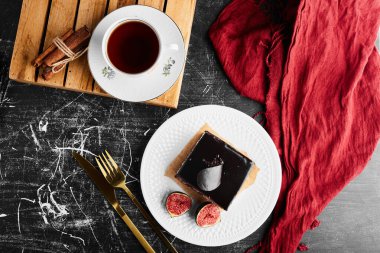 Bir dilim çikolatalı cheesecake, incir ve çay, üst manzara. Yüksek kalite fotoğraf