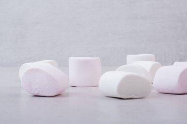 Beyaz arka planda tatlı beyaz şekerlemeler. Yüksek kalite fotoğraf