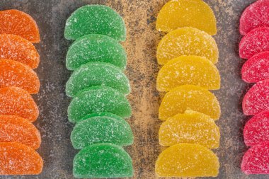 Tatlı renkli jöle şekerler mermer arka planda 