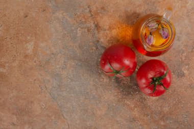 Bir kavanoz şeftali suyu ve mermer kaplama domatesler. Yüksek kalite fotoğraf