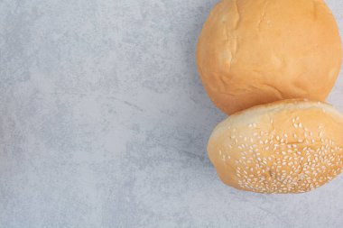 Taş zeminde susam tohumlu taze çörekler. Yüksek kalite fotoğraf