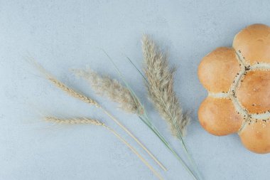 Taş zeminde çiçek şeklinde ekmek ve buğday. Yüksek kalite fotoğraf