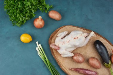 Tahta tabakta sebzeli tavuk parçaları. Yüksek kalite fotoğraf