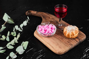 Pembe şekerli puf böreği ve bir bardak içki. Yüksek kalite fotoğraf