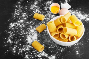 Beyaz bardakta çiğ makarna makarna. Yüksek kalite fotoğraf