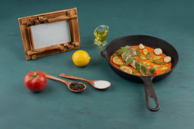 Kırmızı mercimek, biber dilimleri, sarımsak ve siyah tavada resim çerçevesi ve yağlı ıspanak. Yüksek kalite fotoğraf