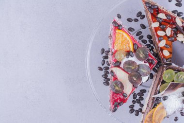 Üçgen şeklinde çikolatalı pasta dilimleri fındıklı ve meyveli bardakta fasulye. Yüksek kalite fotoğraf