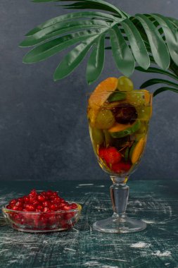 Mermer masada bir bardak karışık meyve ve nar tohumu. Yüksek kalite fotoğraf