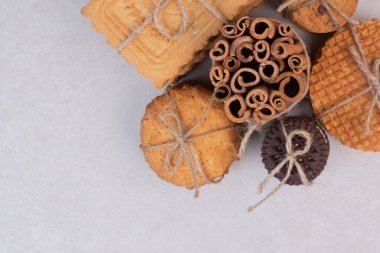 Beyaz arka planda tarçınlı bir sürü kurabiye. Yüksek kalite fotoğraf